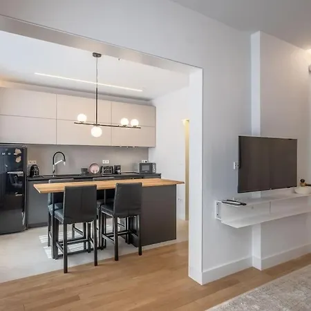 Top-notch Location, An Exceptionally Stylish Flat Апартаменты