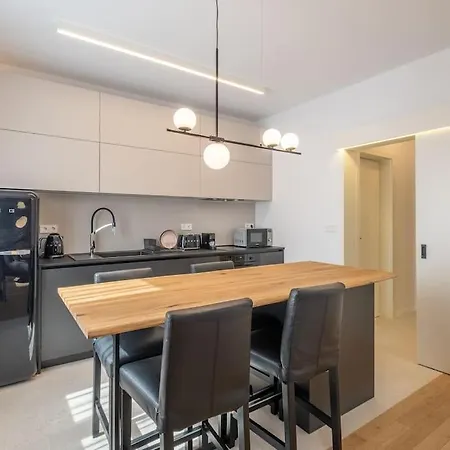 Top-notch Location, An Exceptionally Stylish Flat Апартаменты *